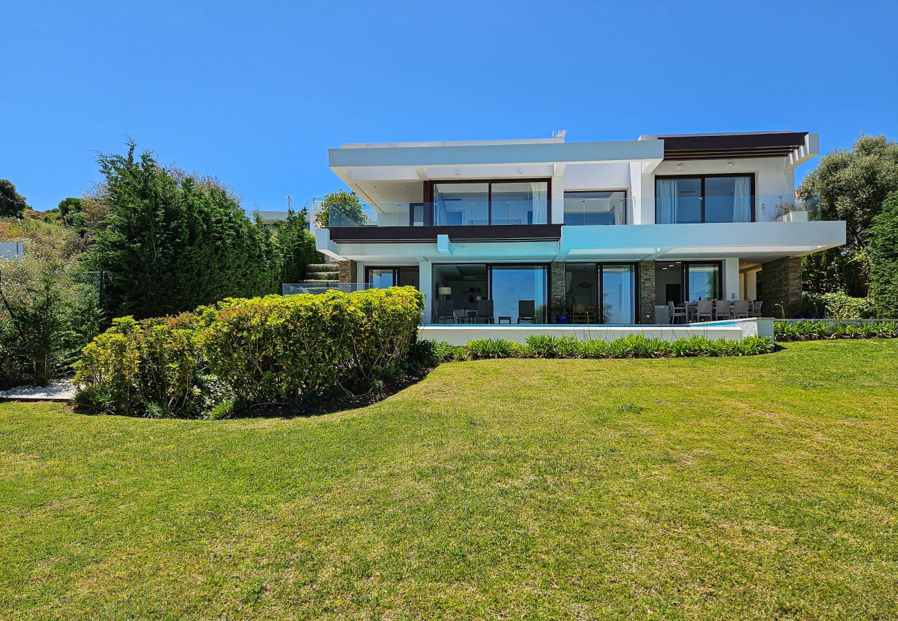 Villa in Estepona - Luxurious Frontline Golf Villa with infinity pool and sea-view