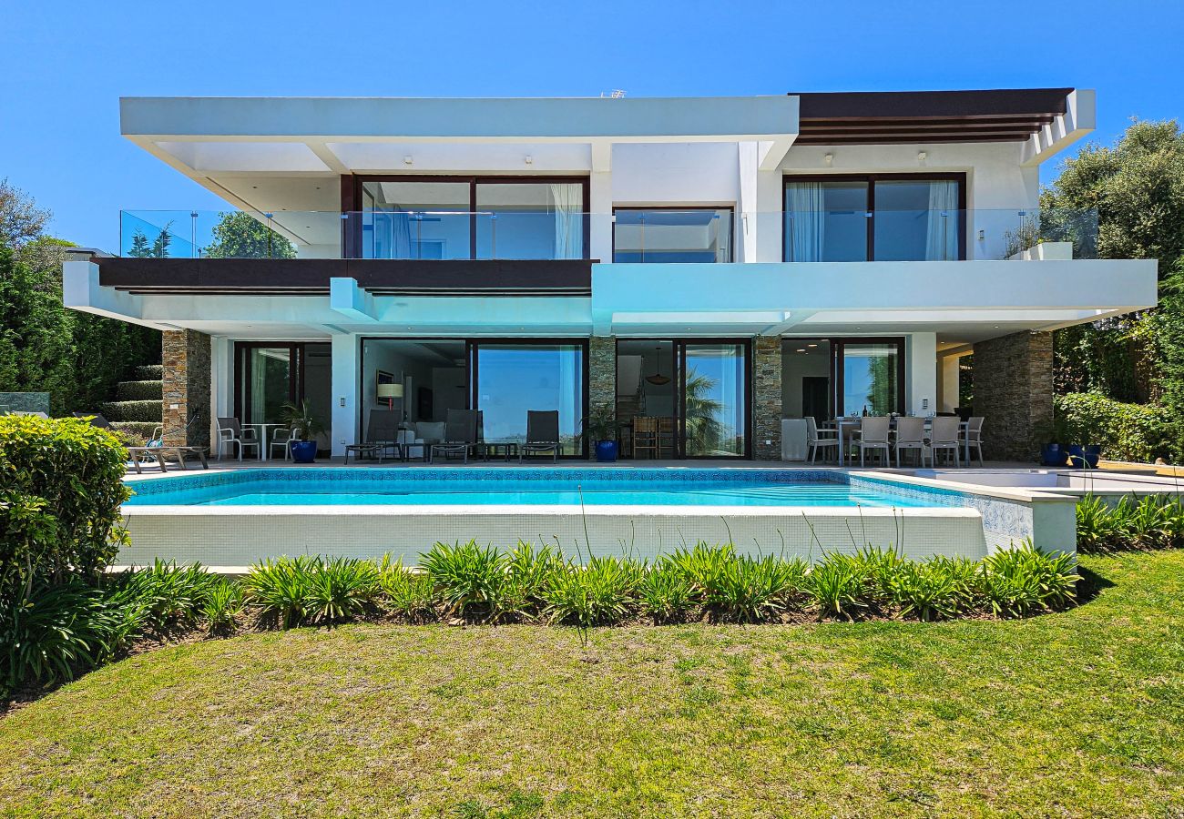 Villa in Estepona - Luxurious Frontline Golf Villa with infinity pool and sea-view