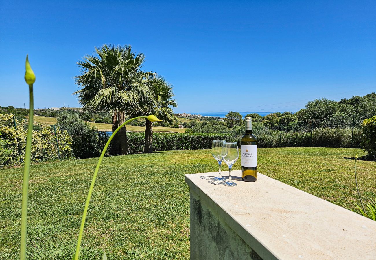 Villa in Estepona - Luxurious Frontline Golf Villa with infinity pool and sea-view
