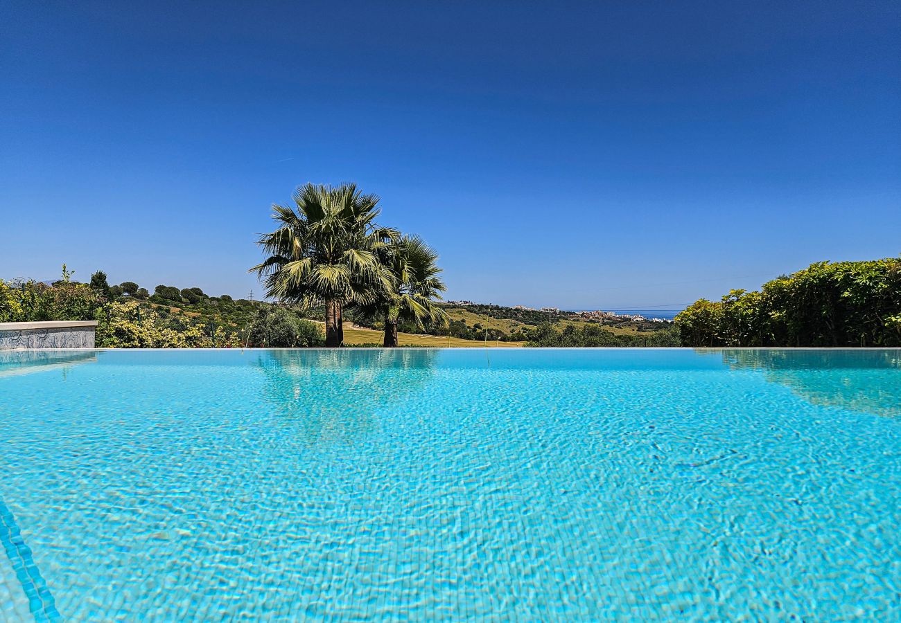 Villa in Estepona - Luxurious Frontline Golf Villa with infinity pool and sea-view