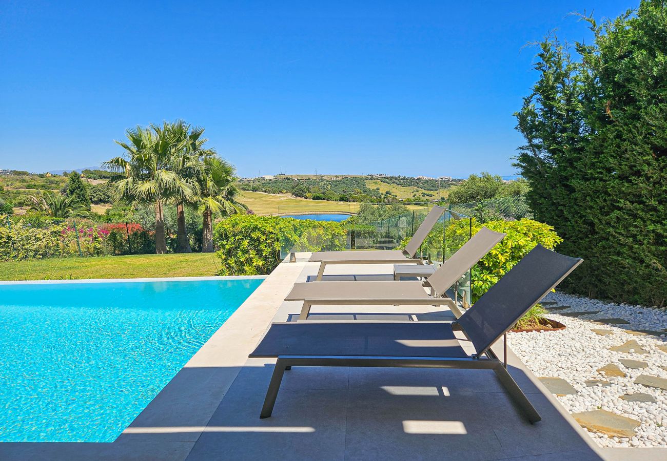 Villa in Estepona - Luxurious Frontline Golf Villa with infinity pool and sea-view