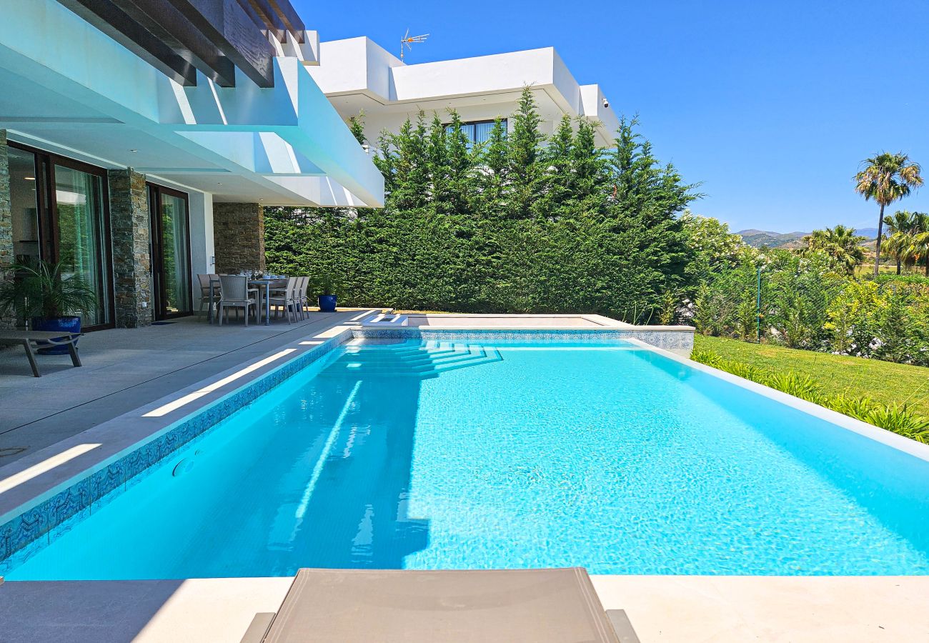 Villa in Estepona - Luxurious Frontline Golf Villa with infinity pool and sea-view