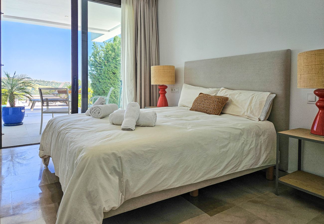 Villa in Estepona - Luxurious Frontline Golf Villa with infinity pool and sea-view