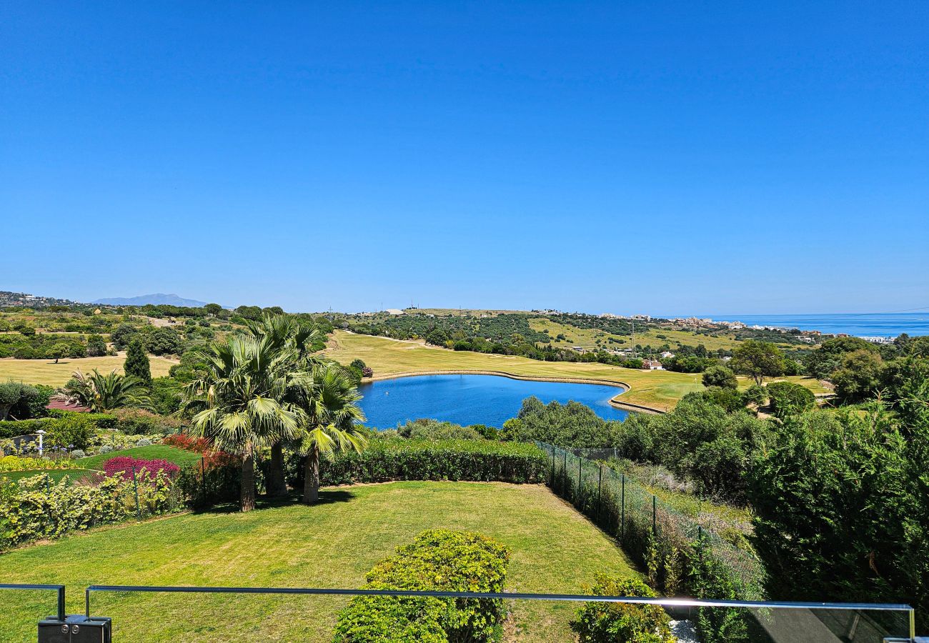 Villa in Estepona - Luxurious Frontline Golf Villa with infinity pool and sea-view