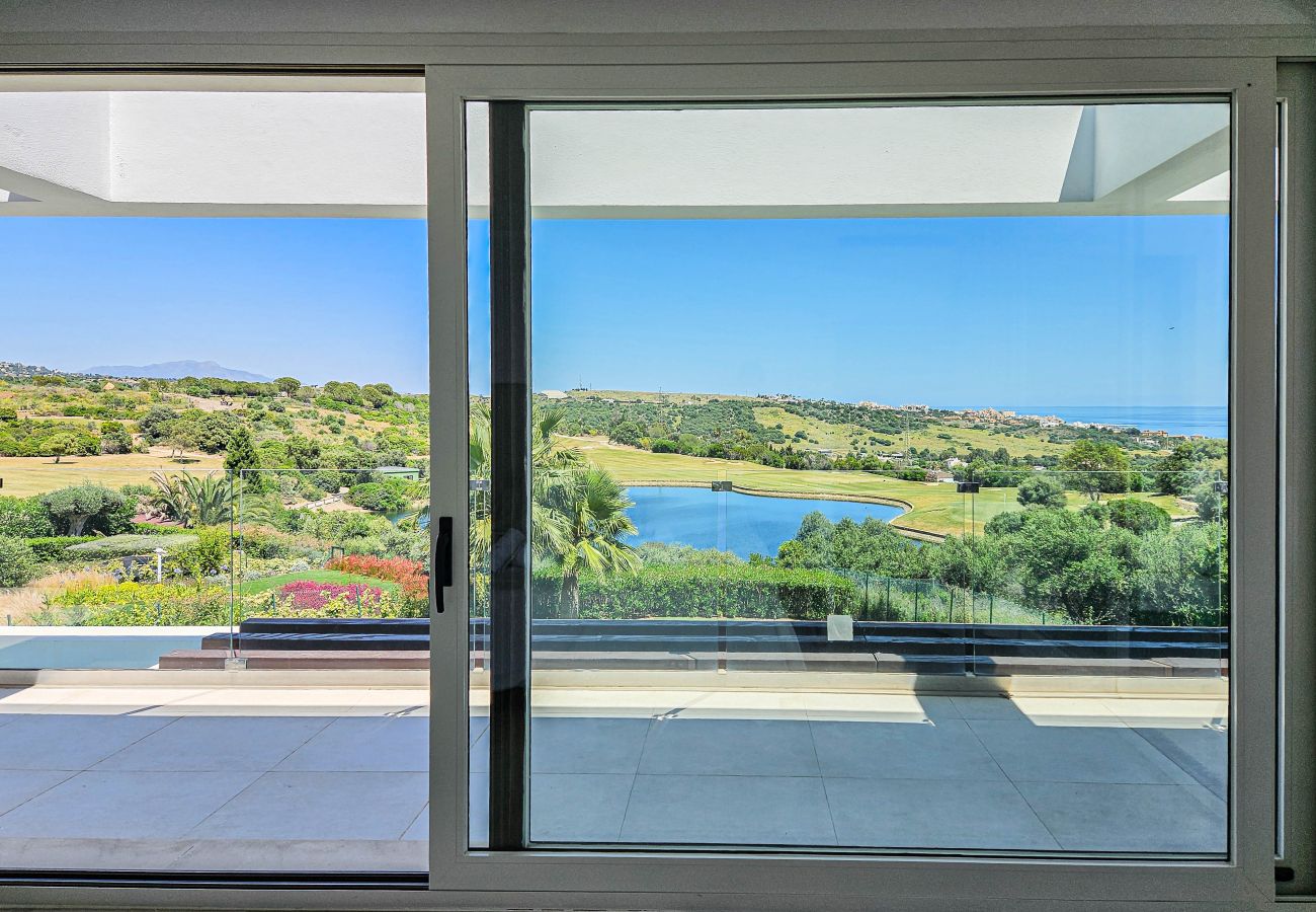 Villa in Estepona - Luxurious Frontline Golf Villa with infinity pool and sea-view