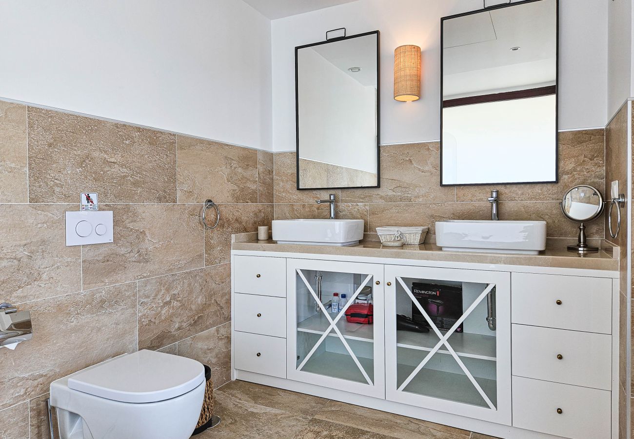 Villa in Estepona - Luxurious Frontline Golf Villa with infinity pool and sea-view