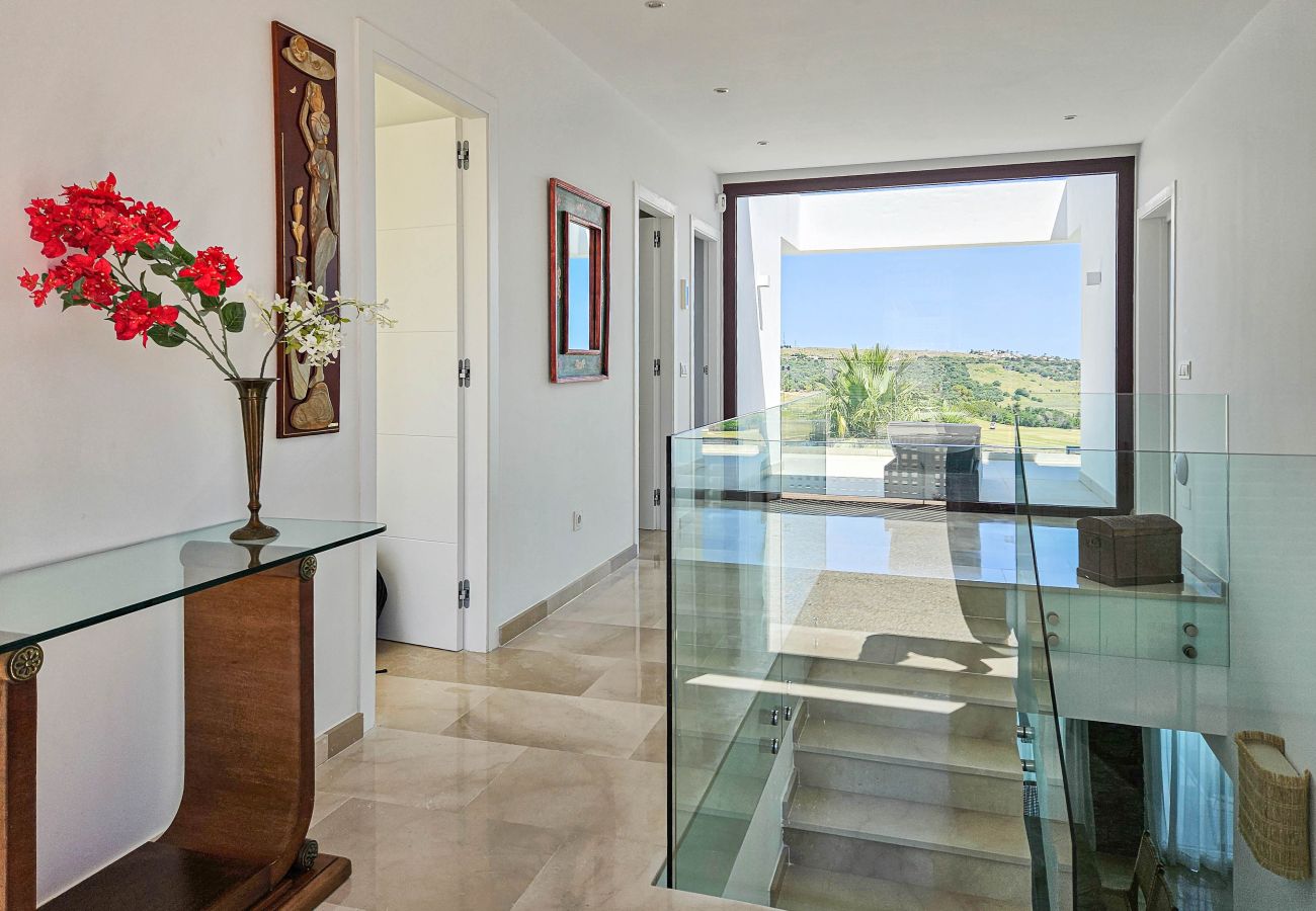 Villa in Estepona - Luxurious Frontline Golf Villa with infinity pool and sea-view