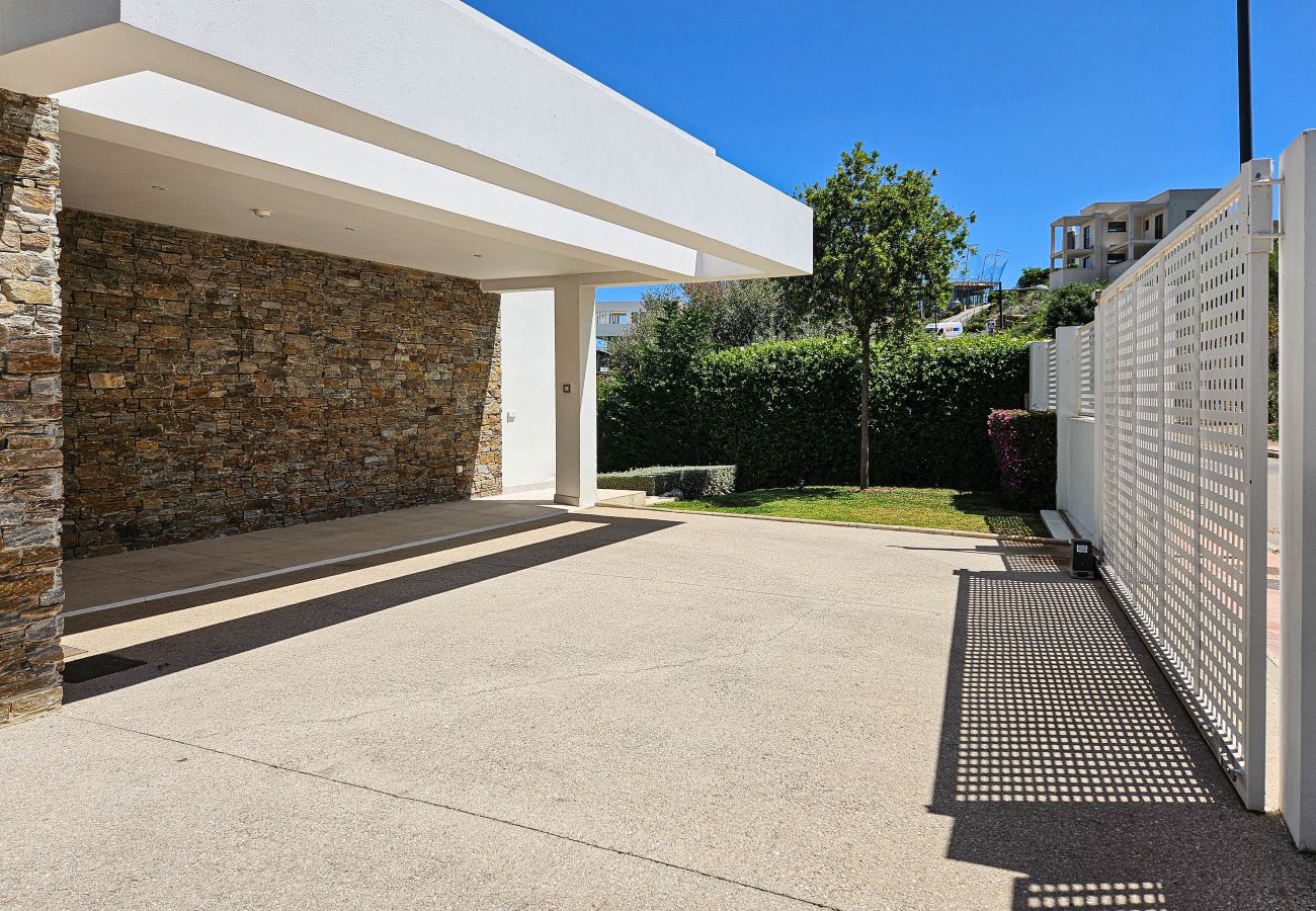 Villa in Estepona - Luxurious Frontline Golf Villa with infinity pool and sea-view