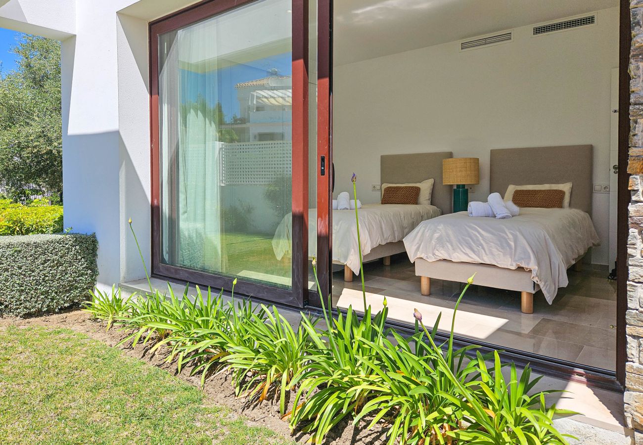 Villa in Estepona - Luxurious Frontline Golf Villa with infinity pool and sea-view
