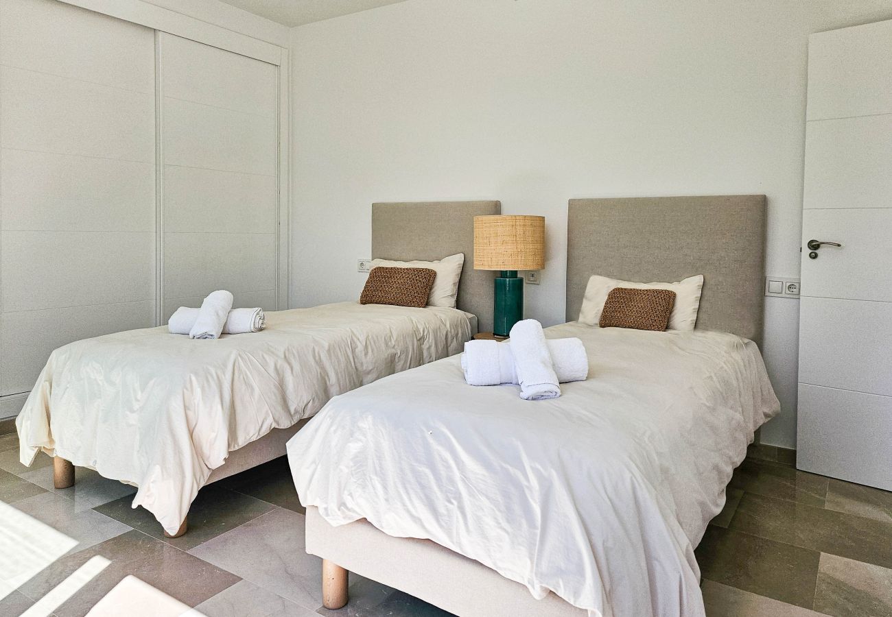 Villa in Estepona - Luxurious Frontline Golf Villa with infinity pool and sea-view