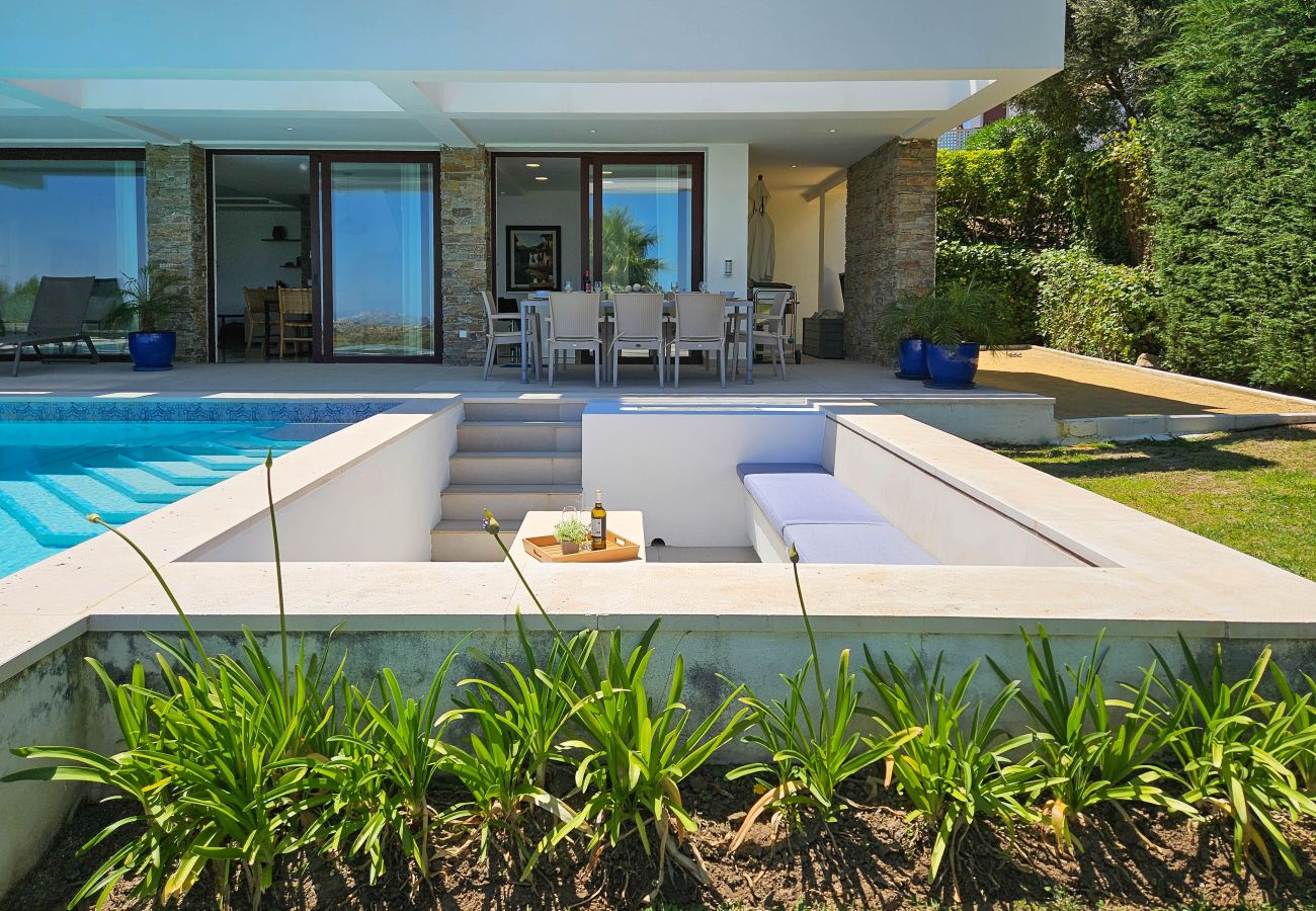 Villa in Estepona - Luxurious Frontline Golf Villa with infinity pool and sea-view