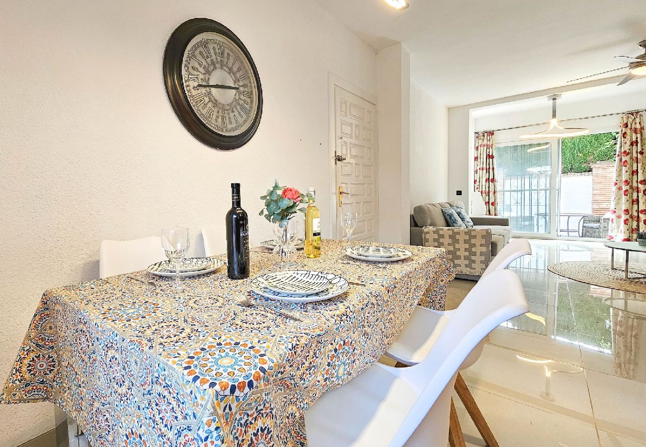 Townhouse in Mijas Costa - Two bed House in Calahonda just 1km to the beach 