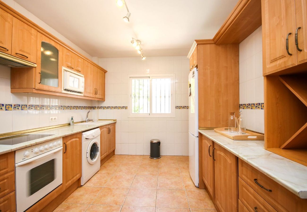 Townhouse in Mijas Costa - Four bedroom townhouse in Benalmadena with BBQ 