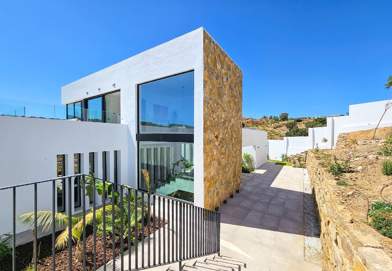 Villa in La Cala de Mijas - Stylish villa with private pool and outdoor gym 