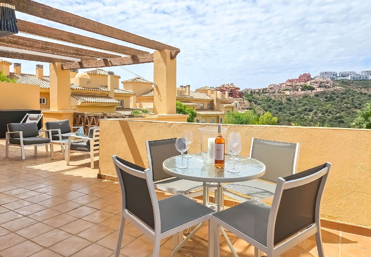 Apartment in Mijas Costa - 1 bed penthouse apt in Calahonda 