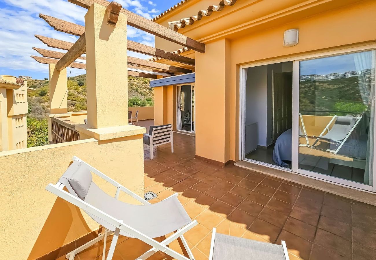 Apartment in Mijas Costa - 1 bed penthouse apt in Calahonda 