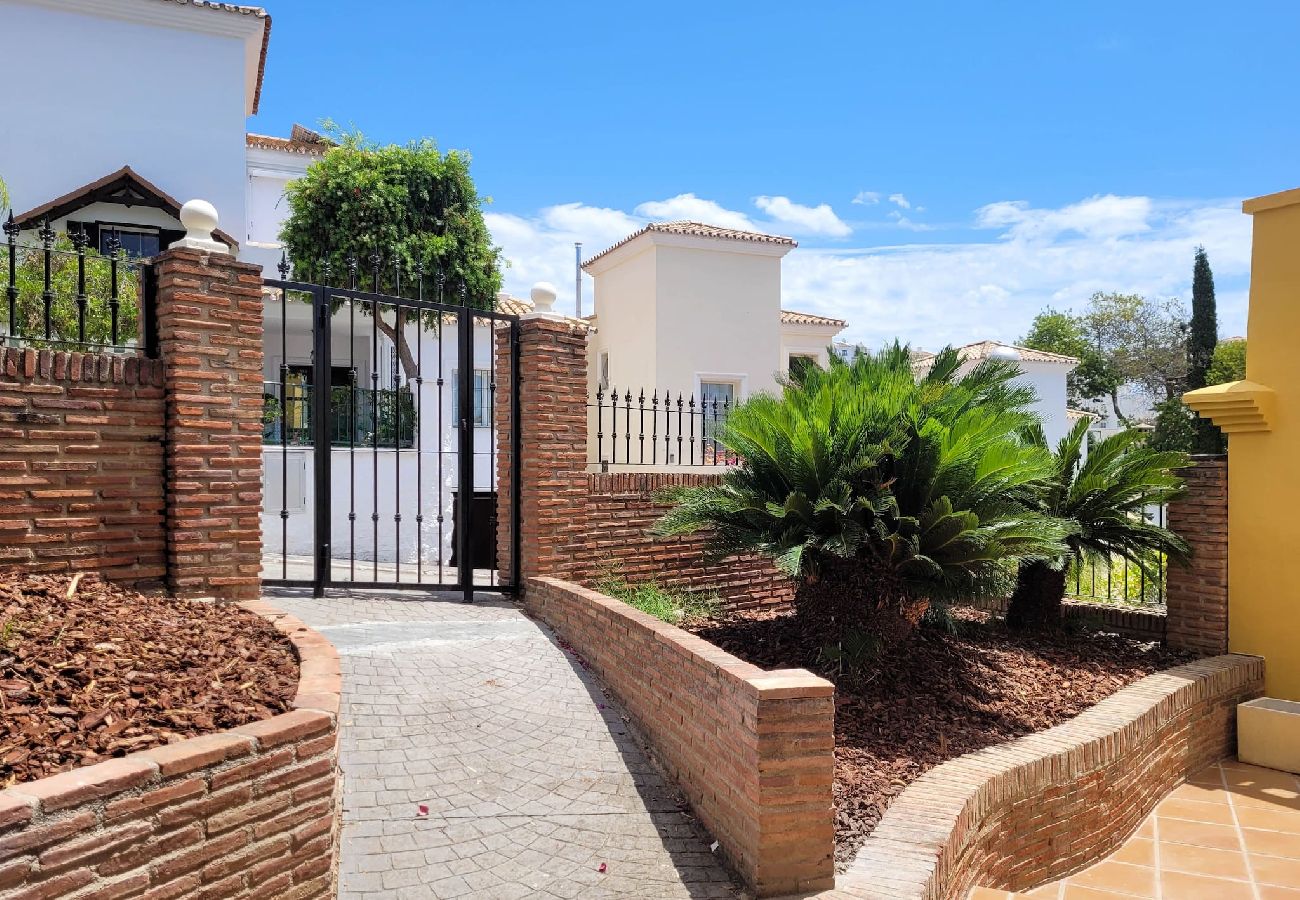 Villa in Mijas Costa - 3 bed villa - shared pool @ Jardines de la Suerte 