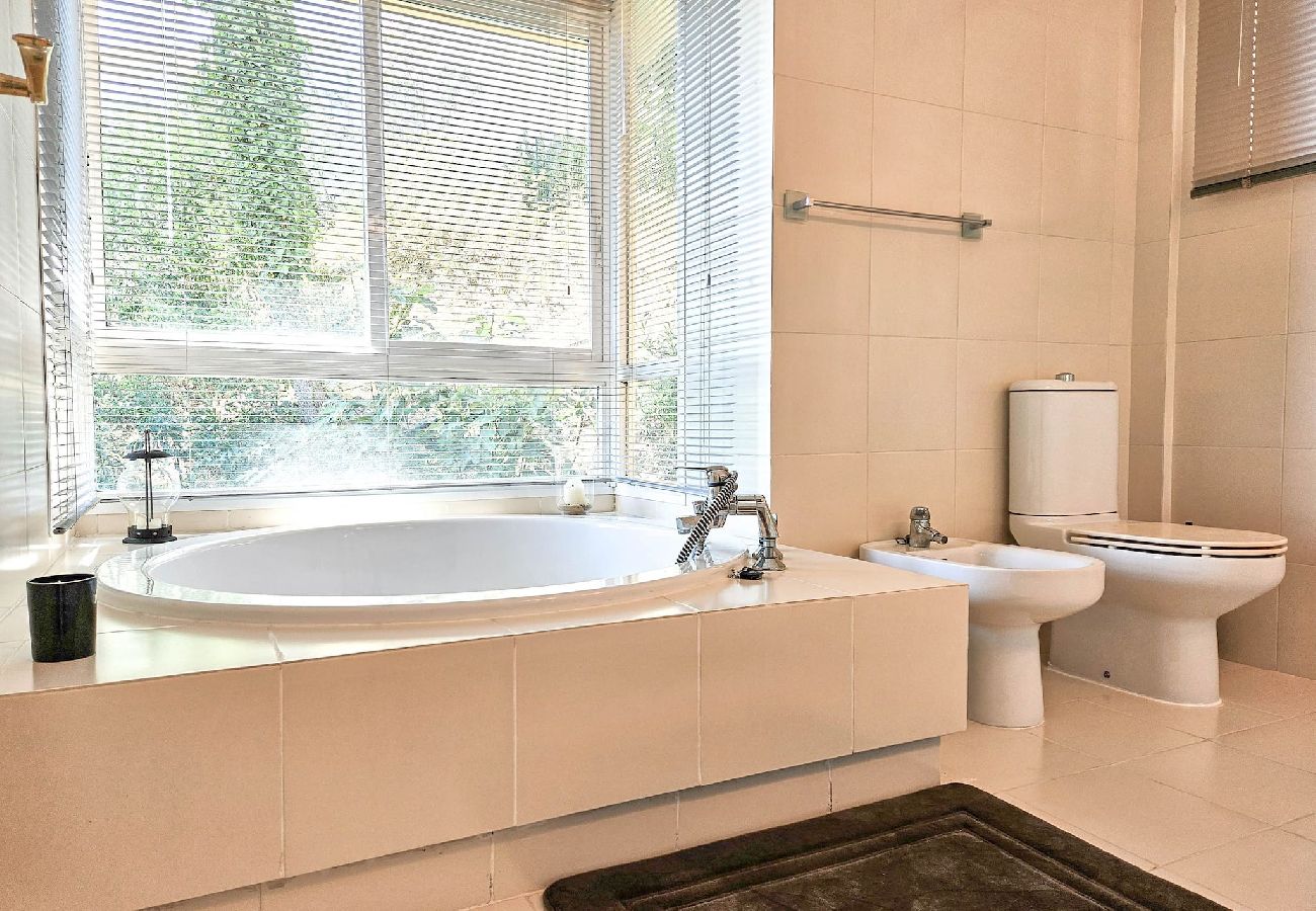 Apartment in Mijas Costa - 3 bedroom penthouse apartment in Calahonda 