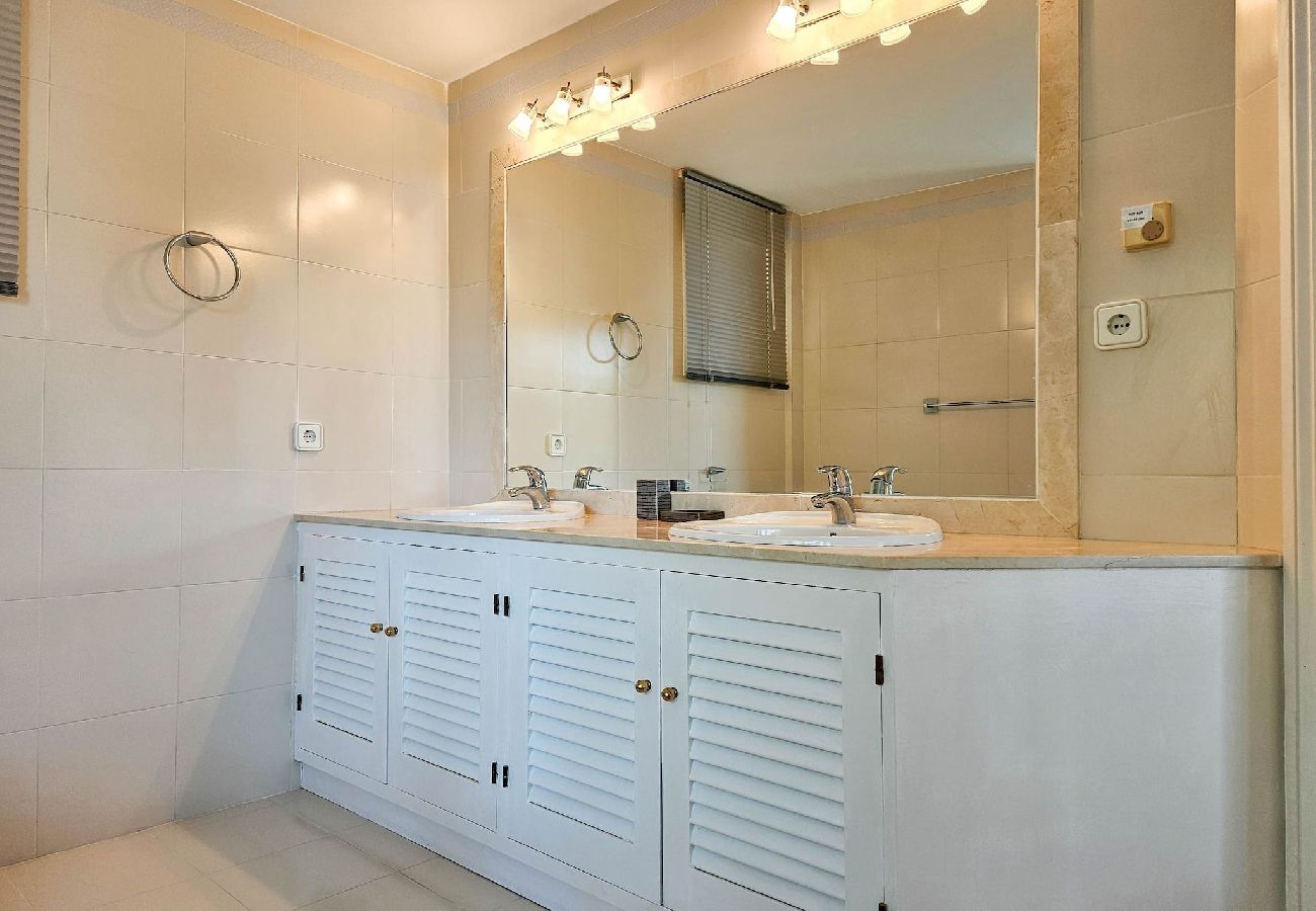 Apartment in Mijas Costa - 3 bedroom penthouse apartment in Calahonda 
