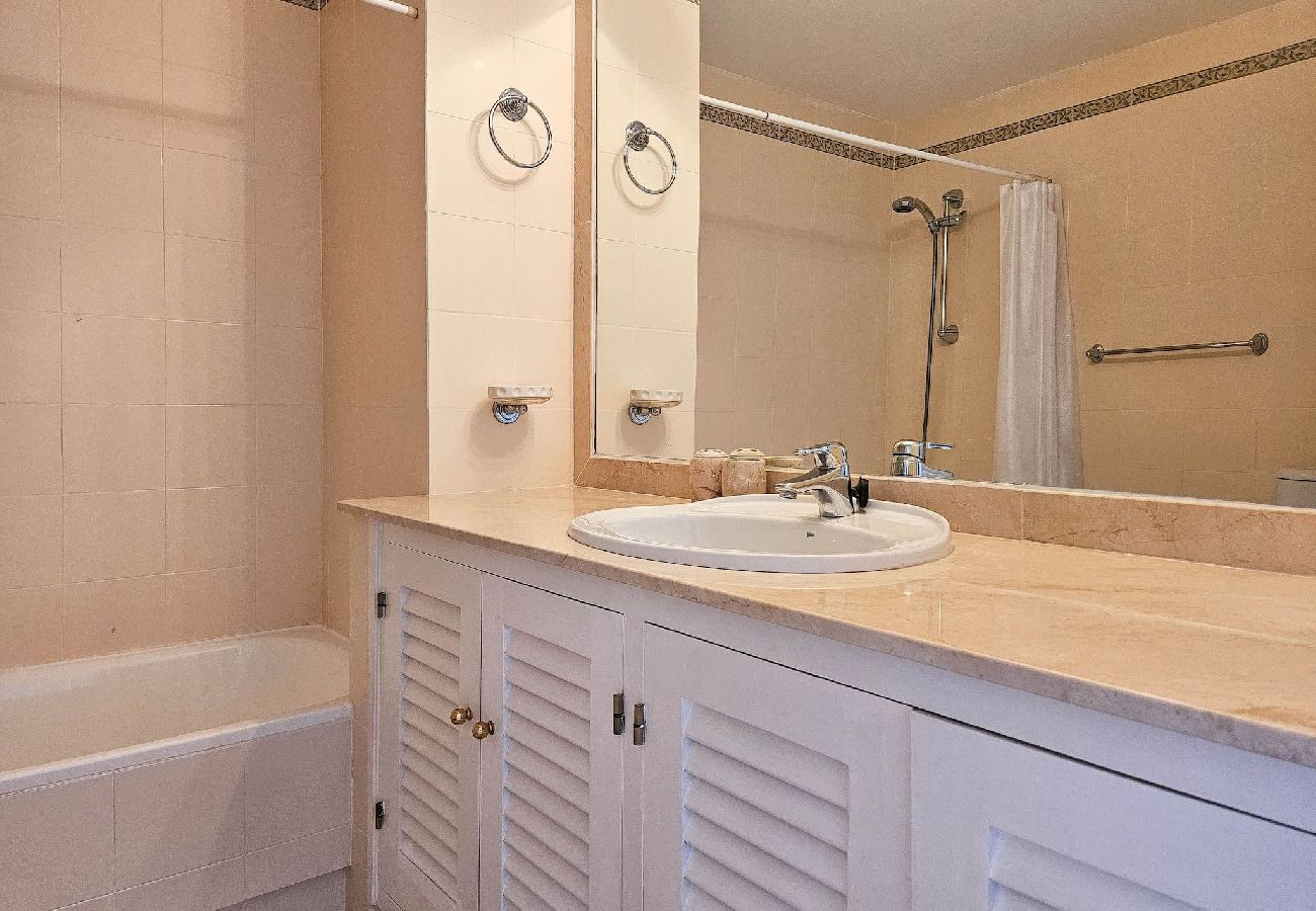 Apartment in Mijas Costa - 3 bedroom penthouse apartment in Calahonda 