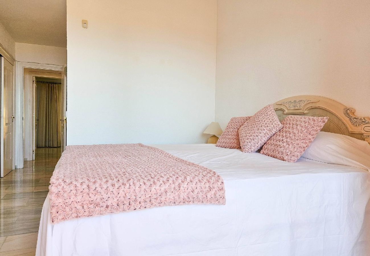 Apartment in Mijas Costa - 3 bedroom penthouse apartment in Calahonda 
