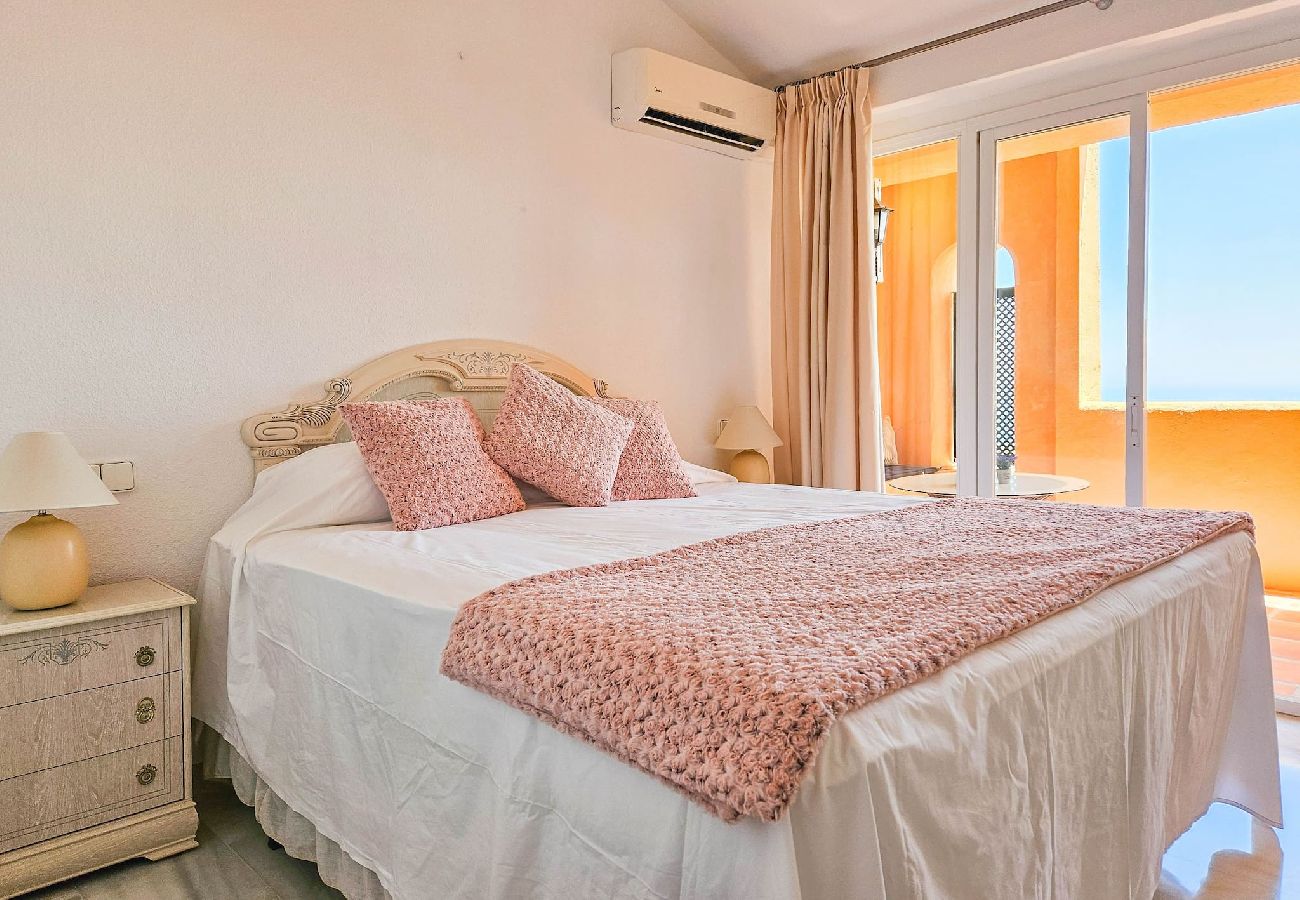 Apartment in Mijas Costa - 3 bedroom penthouse apartment in Calahonda 