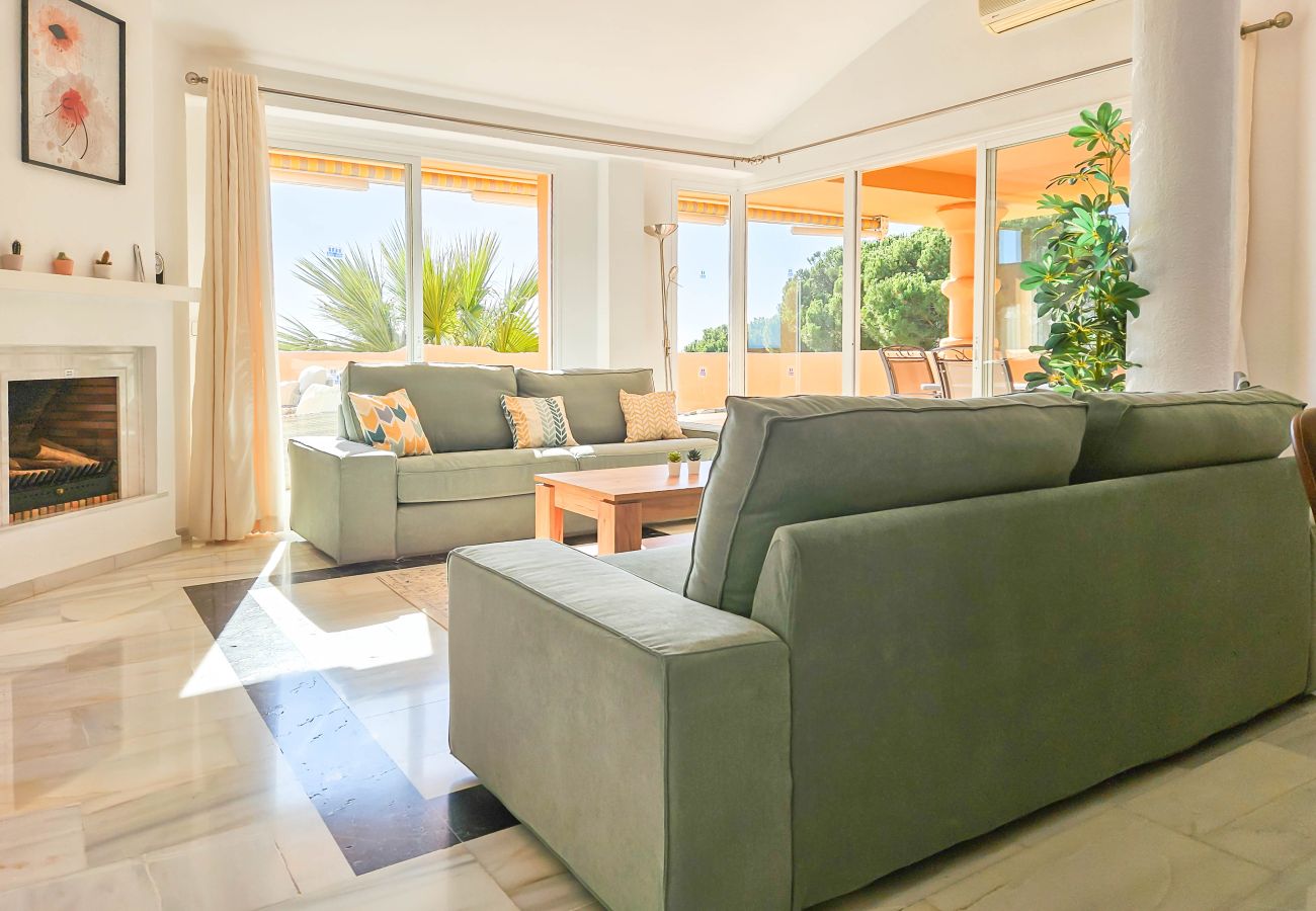 Apartment in Mijas Costa - 3 bedroom penthouse apartment in Calahonda 