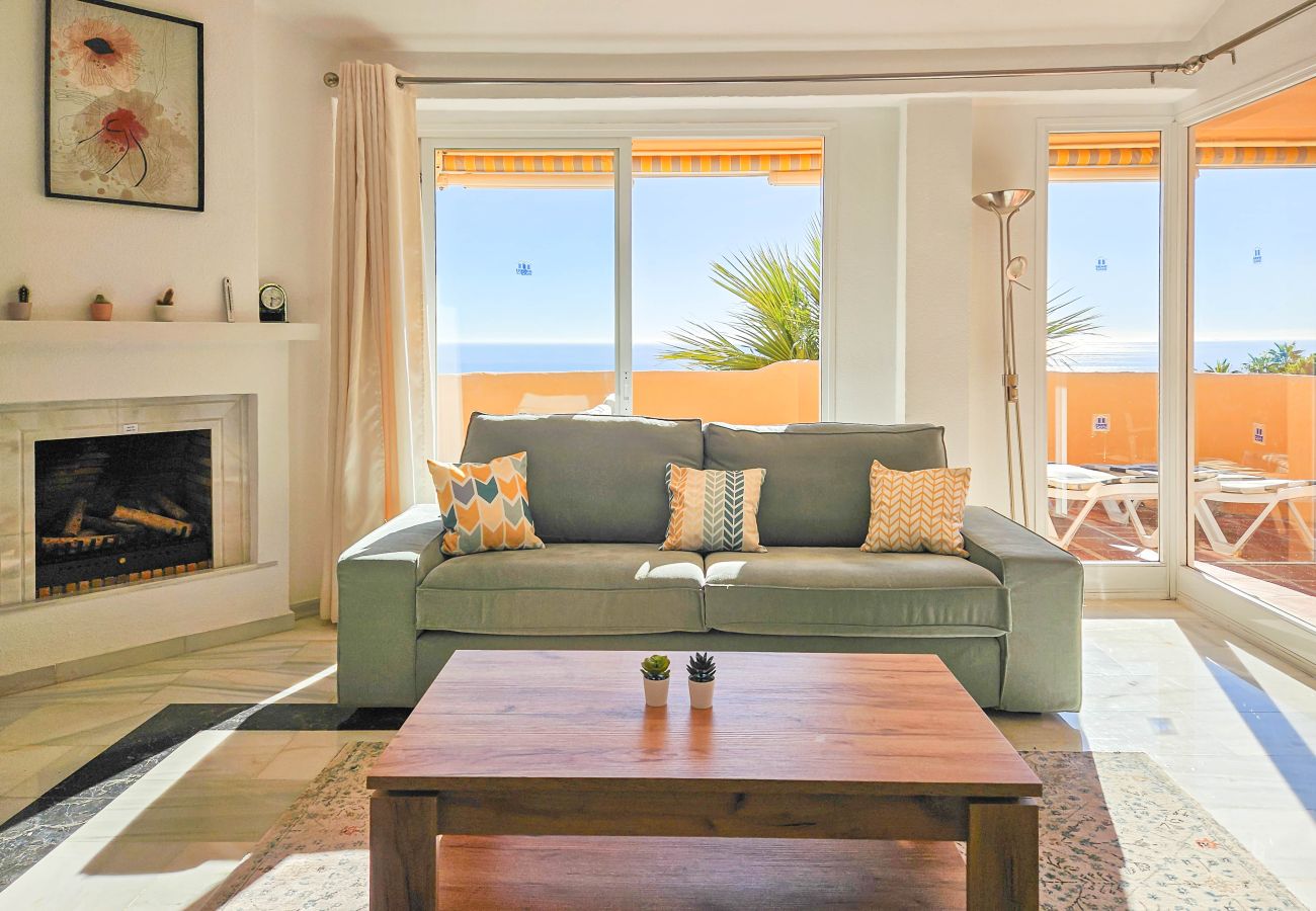 Apartment in Mijas Costa - 3 bedroom penthouse apartment in Calahonda 