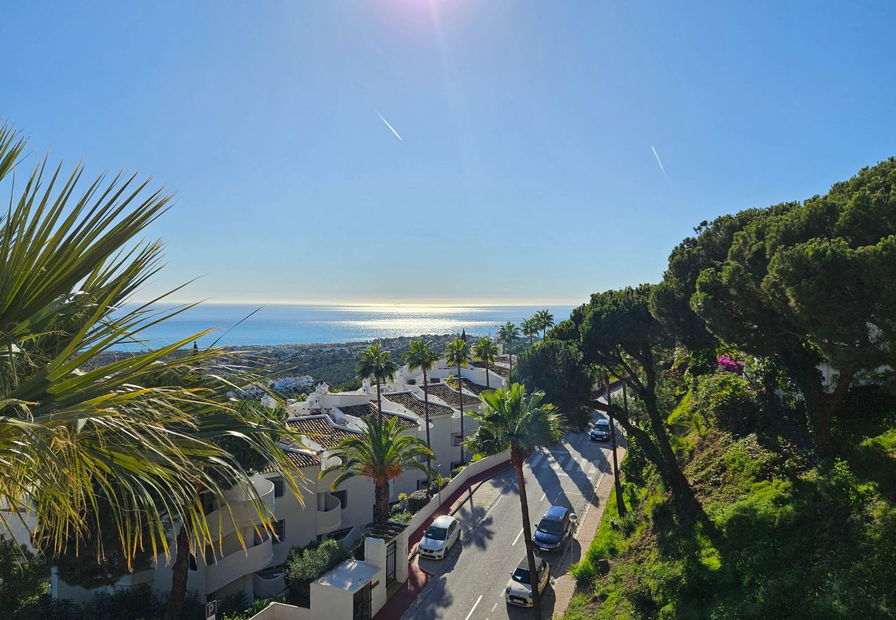 Apartment in Mijas Costa - 3 bedroom penthouse apartment in Calahonda 