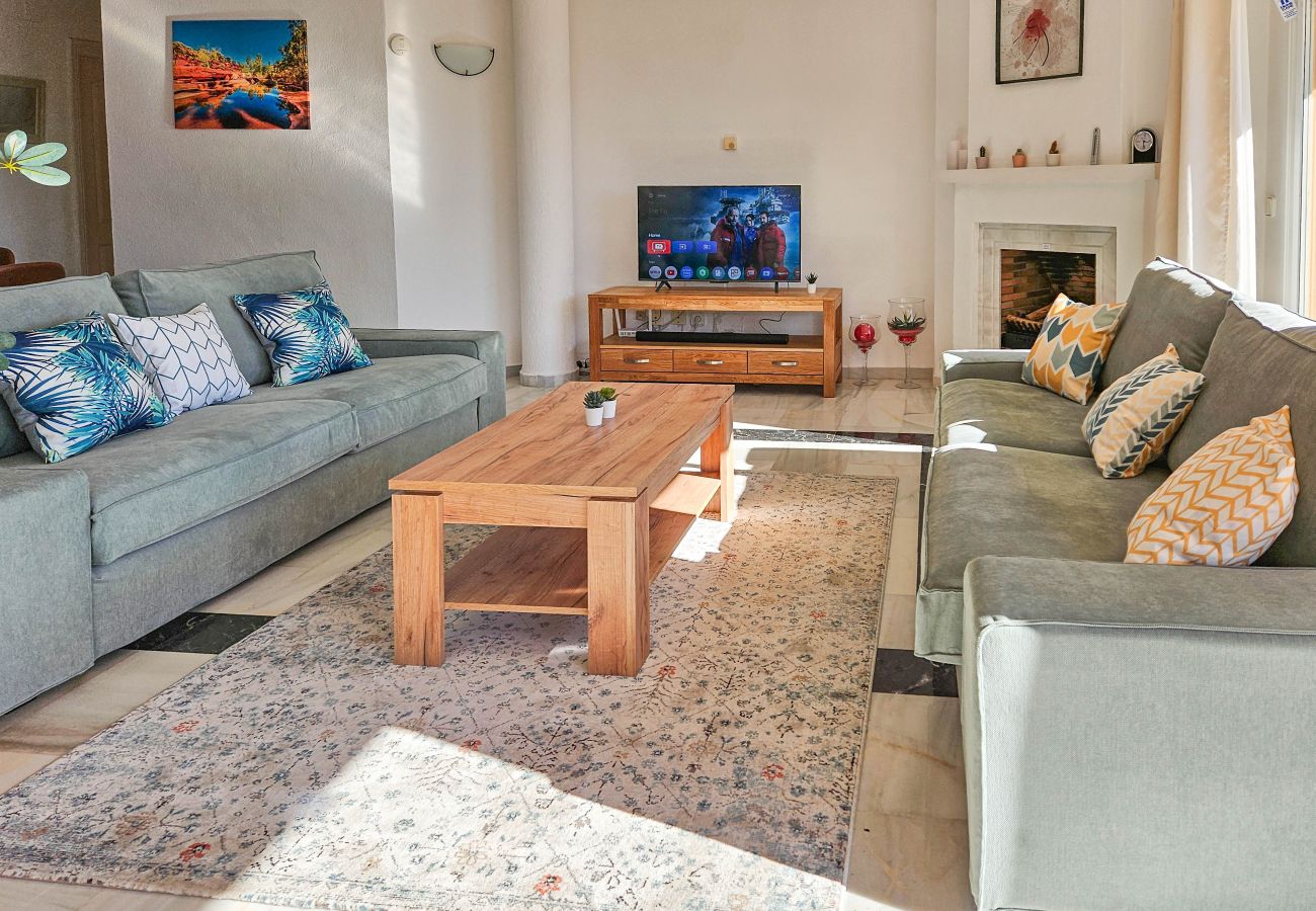 Apartment in Mijas Costa - 3 bedroom penthouse apartment in Calahonda 