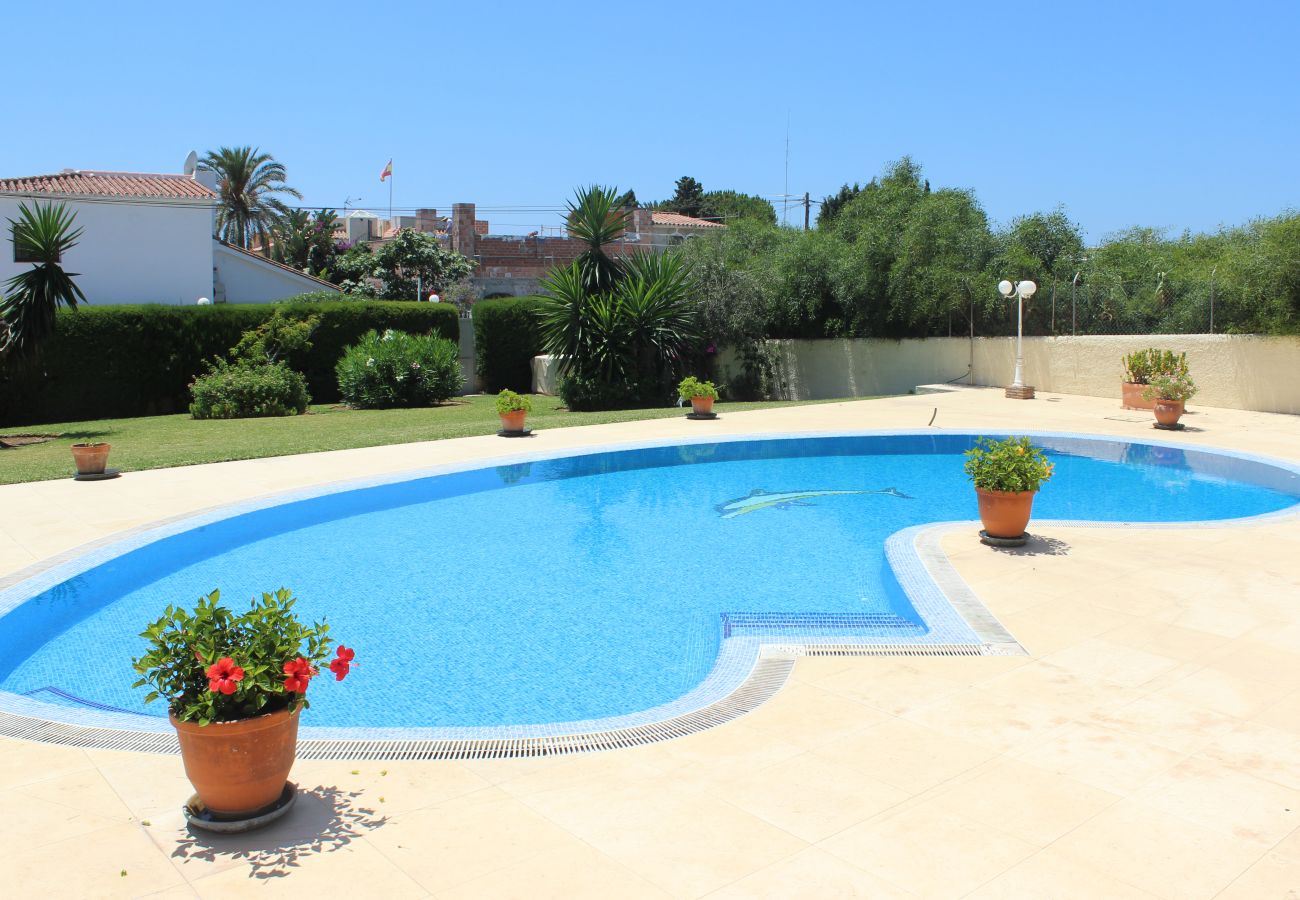 Villa in Marbella - Four bedroom villa with a private pool Las Chapas 80 metres from the beach