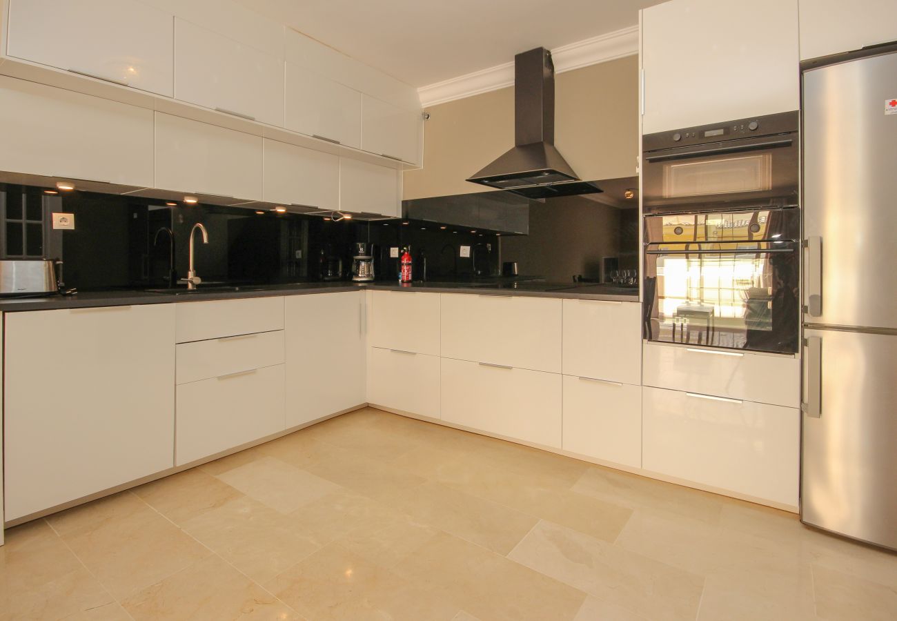 Apartment in Estepona - 2 Bedroom Holiday Rental Apartment in Puerto Alto Estepona