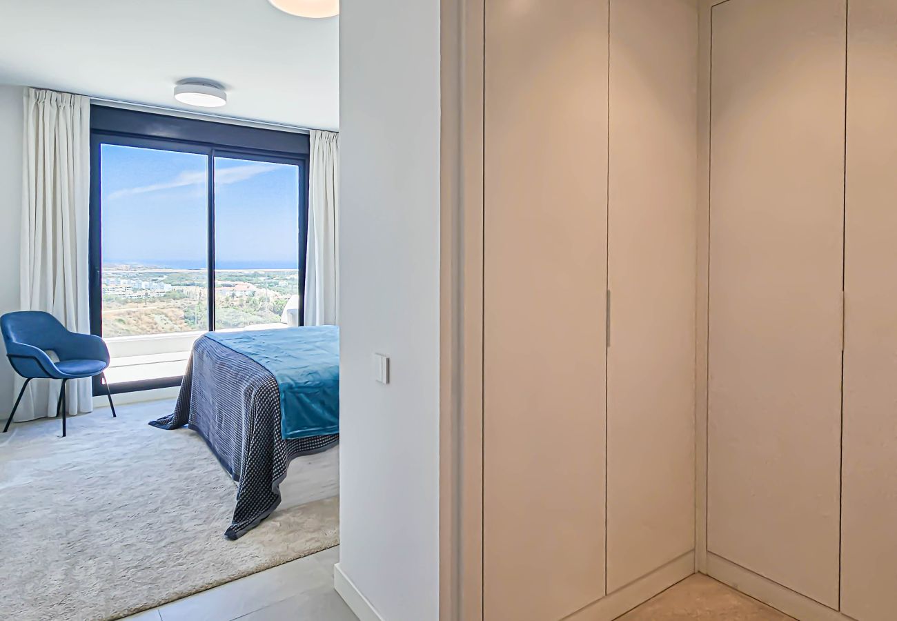 Apartment in Estepona - Penthouse apartment with hot tub next to Selwo