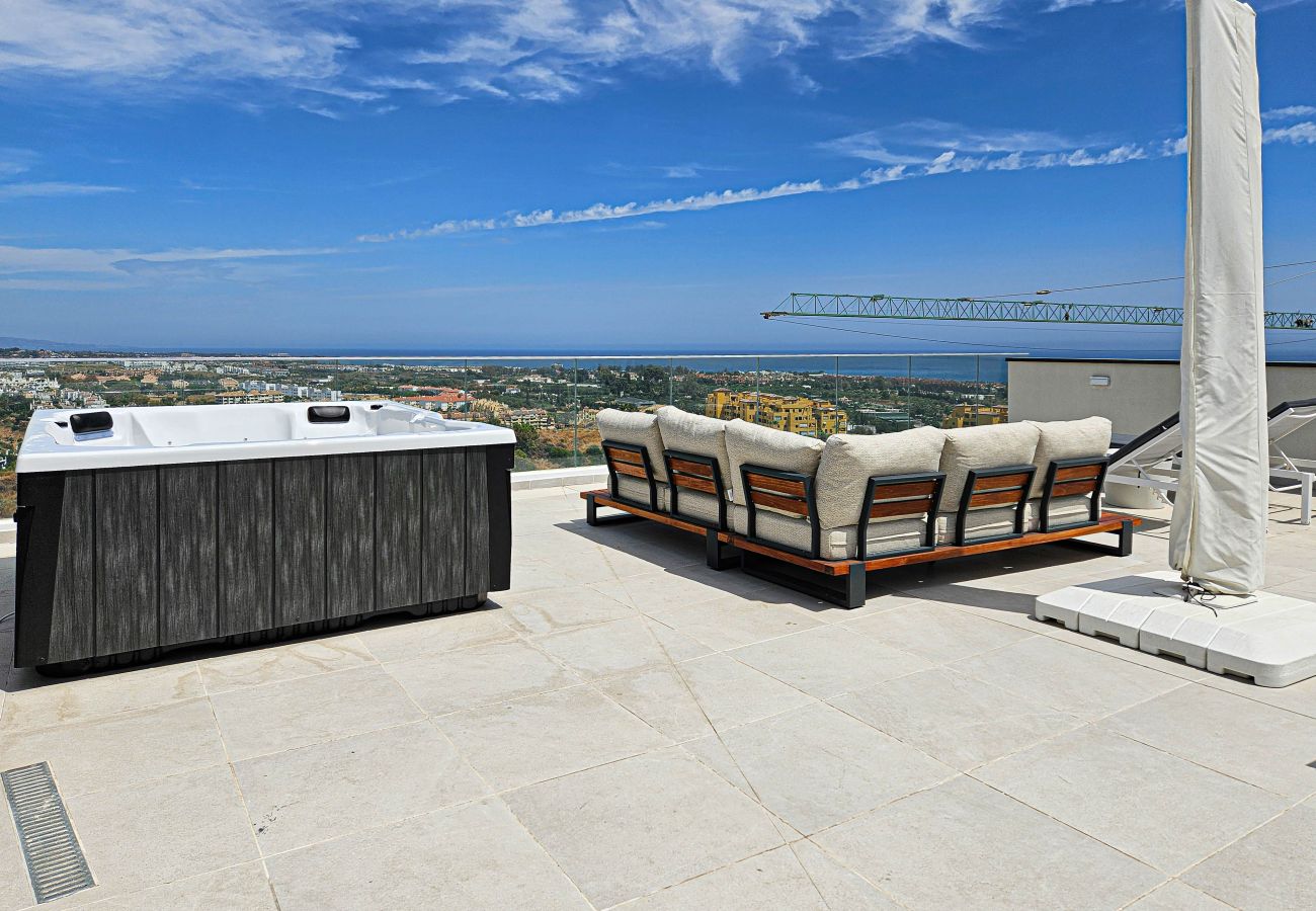 Apartment in Estepona - Penthouse apartment with hot tub next to Selwo