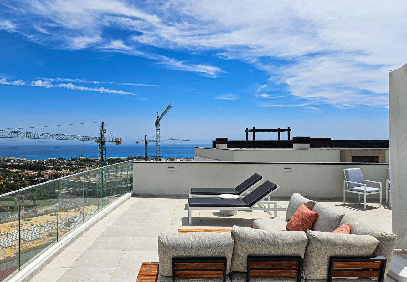 Apartment in Estepona - Penthouse apartment with hot tub next to Selwo