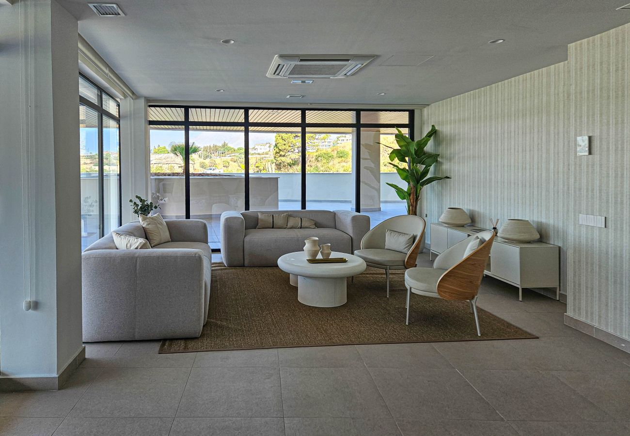 Apartment in Estepona - Penthouse apartment with hot tub next to Selwo