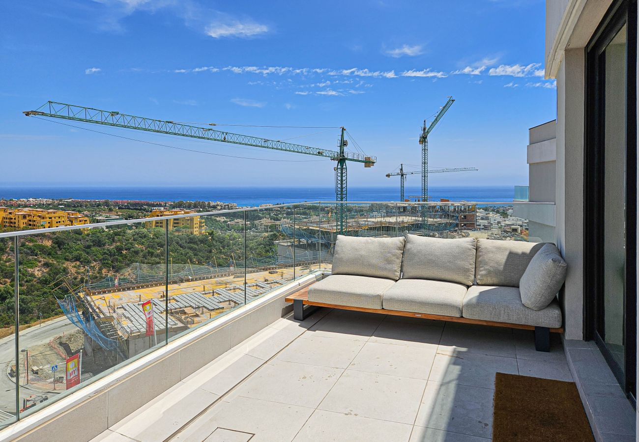 Apartment in Estepona - Penthouse apartment with hot tub next to Selwo