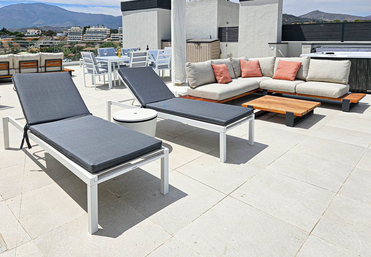 Apartment in Estepona - Penthouse apartment with hot tub next to Selwo