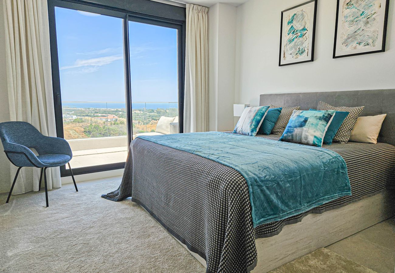 Apartment in Estepona - Penthouse apartment with hot tub next to Selwo