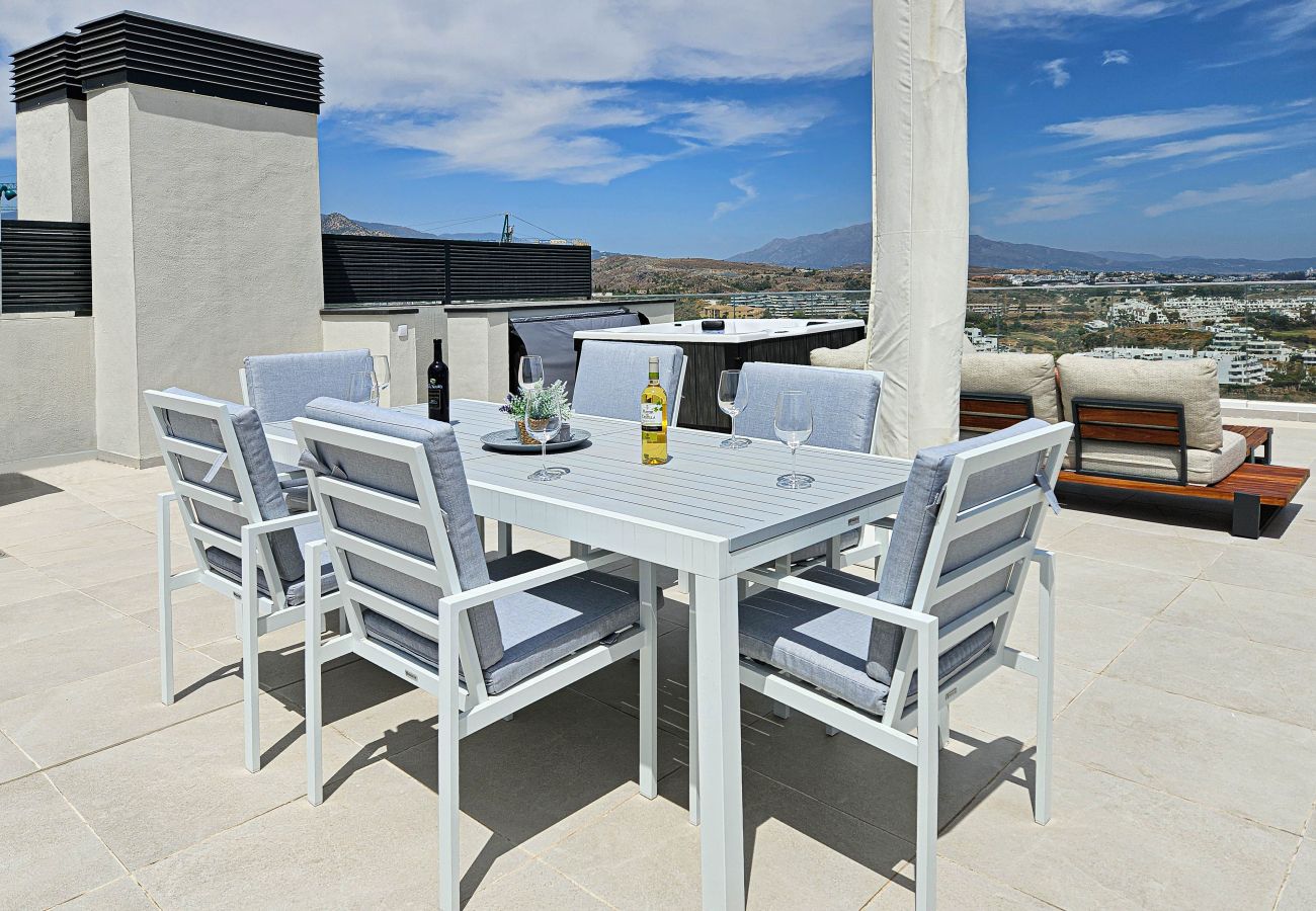 Apartment in Estepona - Penthouse apartment with hot tub next to Selwo