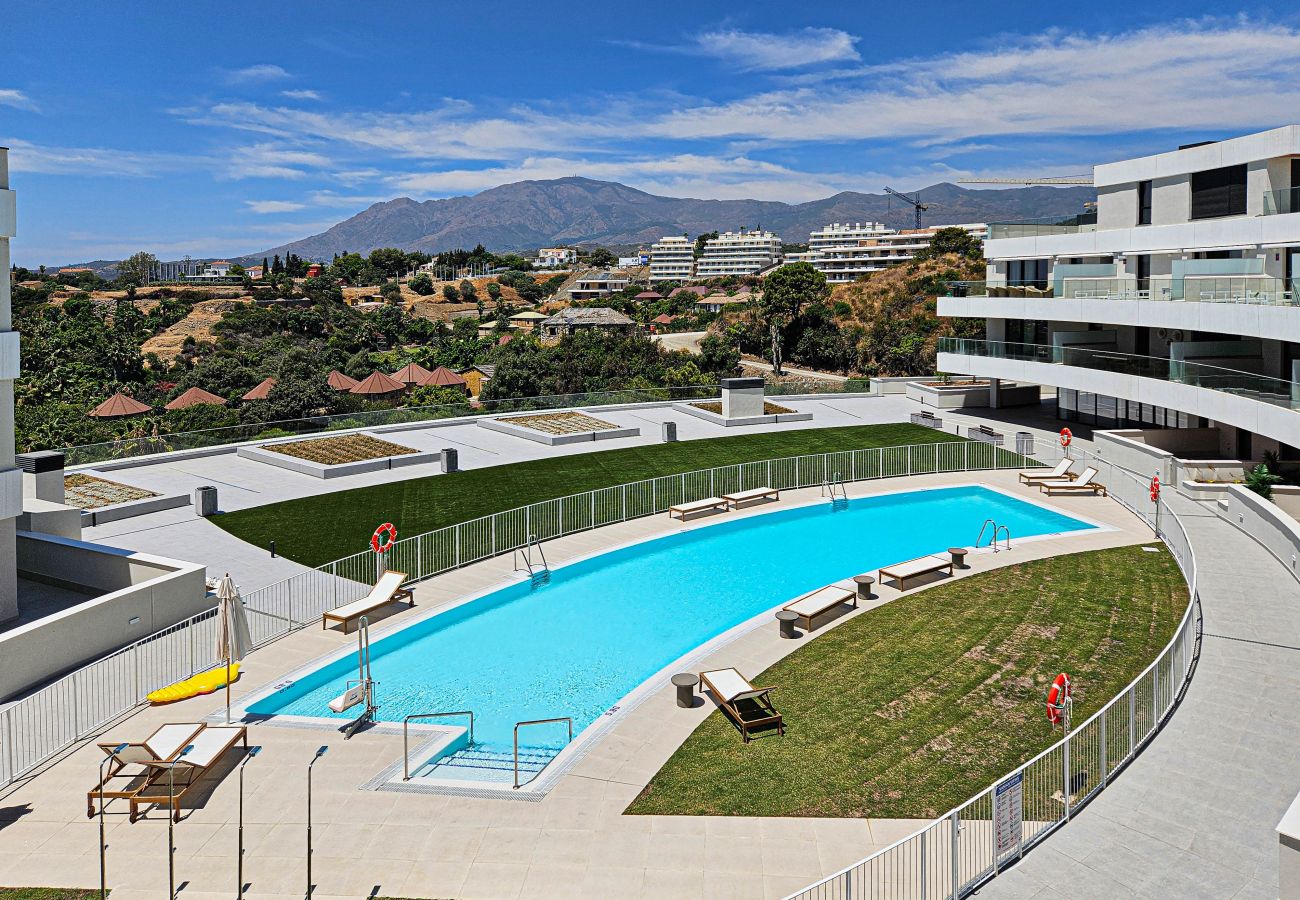 Apartment in Estepona - Penthouse apartment with hot tub next to Selwo
