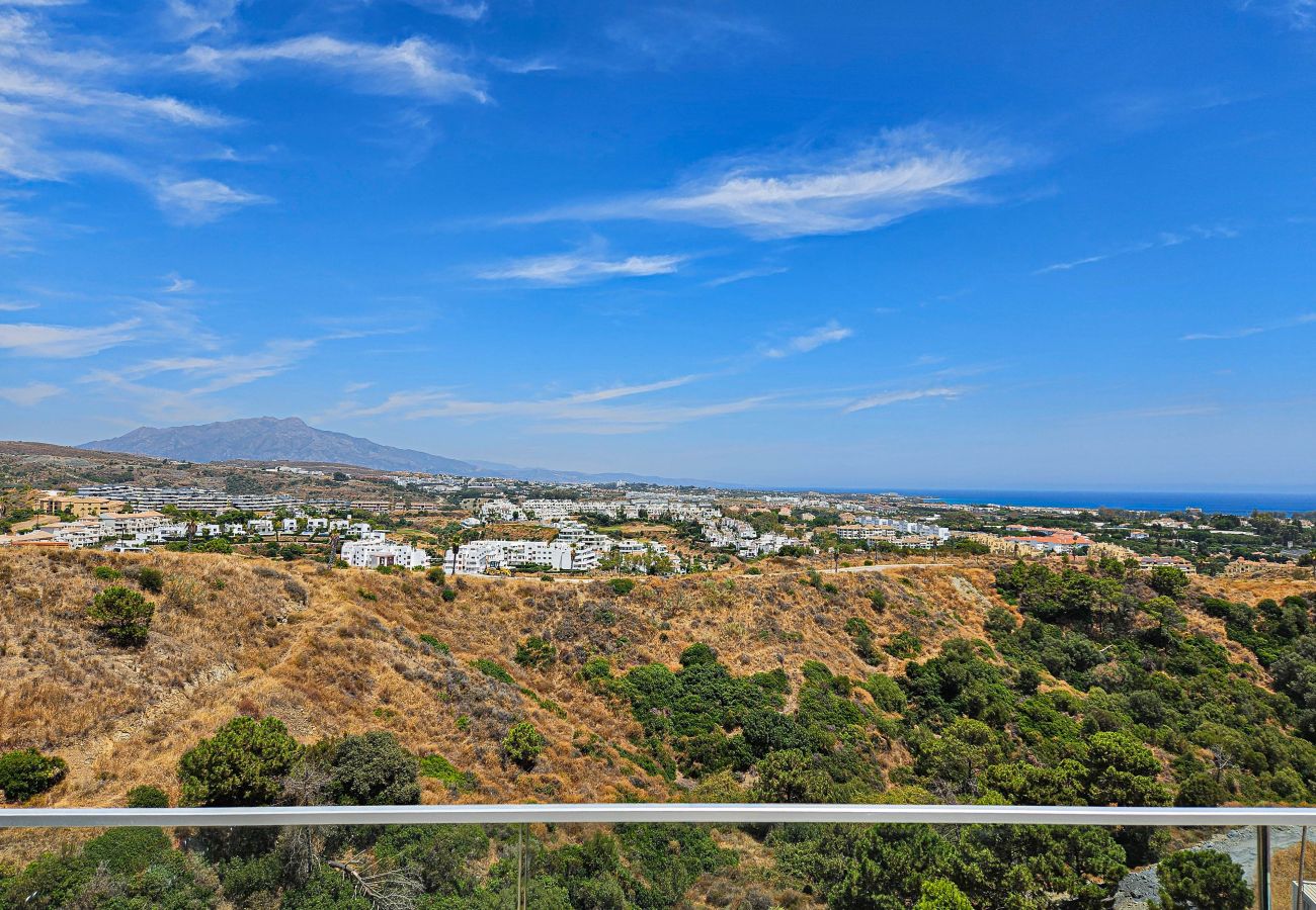 Apartment in Estepona - Penthouse apartment with hot tub next to Selwo