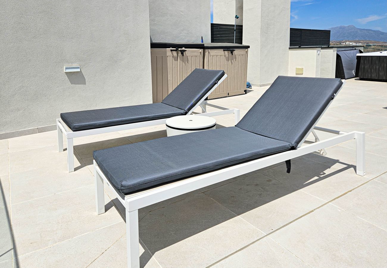 Apartment in Estepona - Penthouse apartment with hot tub next to Selwo