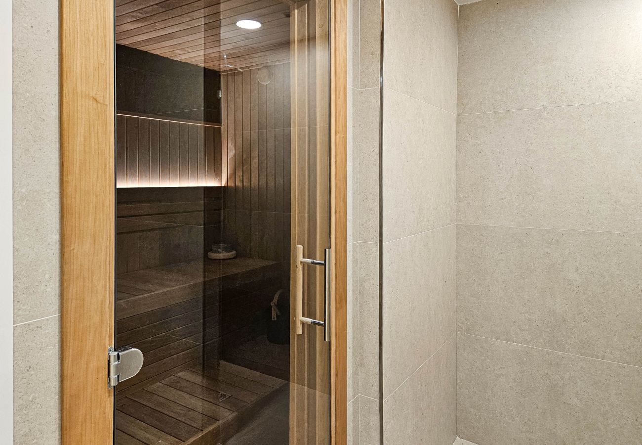 Apartment in Estepona - Penthouse apartment with hot tub next to Selwo